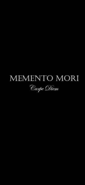 黑色背景上帶有白色文字，寫著 Memento Mori 和 Carpe Diem。 — Galaxy S25 FE 壁紙