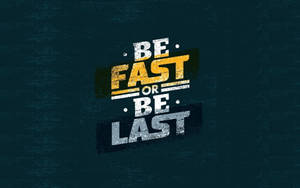 勵志文字圖形，以破損字體寫著「Be Fast or Be Last」。 — 動力 壁紙