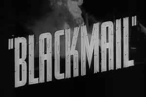 黑白電影標題卡，上面寫著 'BLACKMAIL'，帶有煙霧和工業背景。 — 恐懼層層 壁紙
