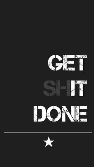 黑色背景上帶星星的磨損白色文字勵志語句 get shit done — 簡約 壁紙