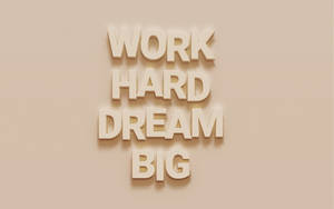 素色牆上以米色3D字母顯示的勵志文字work hard dream big。 — 激勵 壁紙