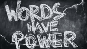 黑板上粗體的粉筆字寫著 'Words Have Power' 並帶有閃電。 — 簡約暗黑美學 壁紙