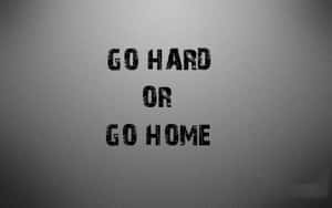 勵志短語「go hard or go home」以粗體黑色文字顯示在紋理灰色背景上。 — 動力 壁紙