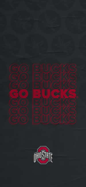 紅色 GO BUCKS 文字圖案，帶有俄亥俄州立大學標誌，位於深色紋理背景上。 — Galaxy A36 壁紙
