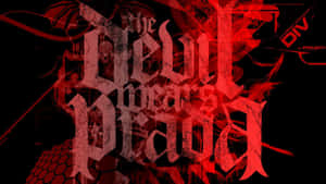 紅色哥德式文字寫著「The Devil Wears Prada」，在黑色背景上帶有數位故障效果 — Prada 壁紙