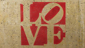 紅色模板塗鴉在紋理混凝土牆上拼出 LOVE。 — 愛心 壁紙