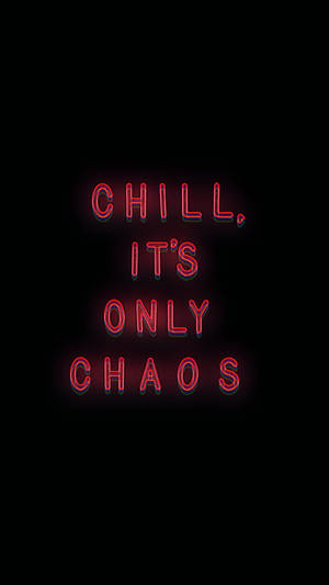 黑色背景上寫著 chill it's only chaos 的紅色霓虹燈標誌 — 驚爆危機 壁紙