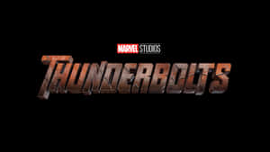 Marvel Studios電影《雷霆特攻隊》的標題標誌，帶有鏽蝕金屬質感。 — 漫威 壁紙