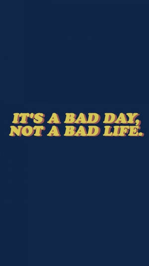 勵志語錄文字，藍底黃字寫著「It's a bad day not a bad life」。 — 美麗的秋天 壁紙