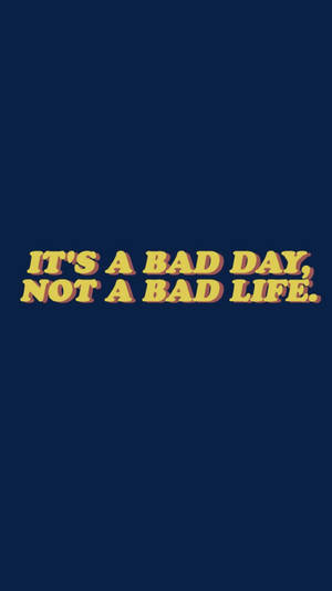 藍色背景上的勵志語錄文字「It's a bad day not a bad life」。 — 美學深藍 壁紙