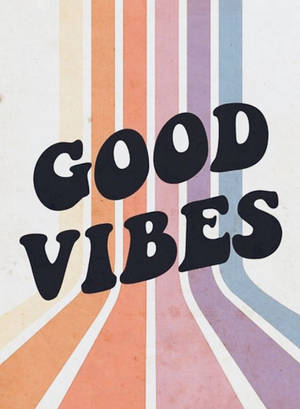 在色彩繽紛的復古條紋背景上，粗體黑色文字寫著「GOOD VIBES」。 — 復古90年代風格 壁紙