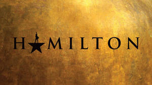 Hamilton 標誌，星星上有人影剪影，背景為紋理金色。 — 漢密爾頓 壁紙