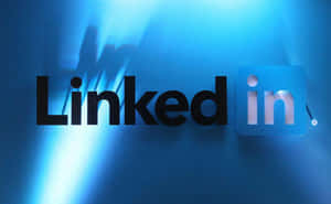 LinkedIn標誌在帶有光線條紋的藍色漸變牆上發光。 — 領英 壁紙