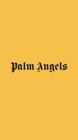 黃色背景上以黑色哥德字體顯示的 Palm Angels 標誌。 — 棕櫚樹 壁紙