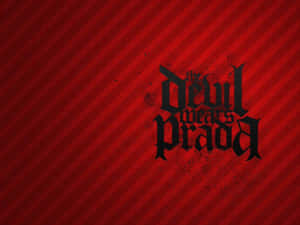 哥德式文字在帶有飛濺的紅色條紋背景上顯示「the devil wears prada」。 — Prada 壁紙