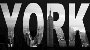 紐約的黑白城市景觀，帶有拼出YORK的大文字疊加。 — 紐約 壁紙