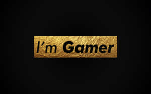 一個帶紋理的金色矩形，上面有黑色文字「I'm Gamer」，背景為黑色。 — 2880x1800 壁紙