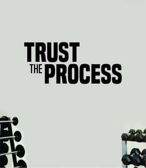 健身房牆壁，帶有 'TRUST THE PROCESS' 文字和啞鈴架 — 小米 Mix Flip 2 壁紙