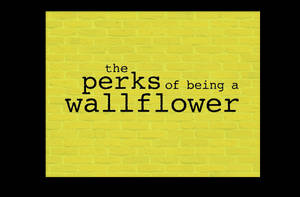 黃色磚牆上寫有黑色文字「the perks of being a wallflower」 — 壁花男孩的青春 壁紙