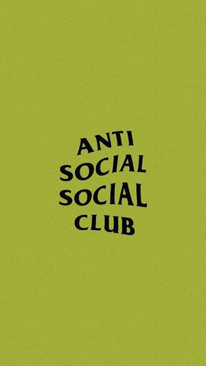 橄欖綠色背景，帶有粗體黑色文字寫著 Anti Social Social Club。