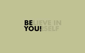 勵志語錄「Be You!」以粗體黑色文字顯示在橄欖綠背景上。 — 激勵 壁紙