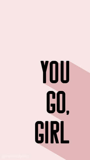 勵志語錄文字，在粉紅色背景上以粗體黑色字母寫著「YOU GO, GIRL」。 — 9:16 壁紙