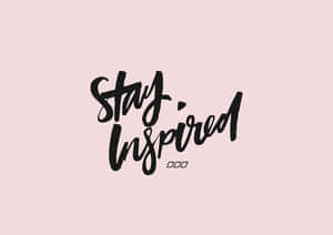 粉紅色背景上以黑色筆刷字體寫成的Stay Inspired勵志文字 — 悲傷語錄 壁紙