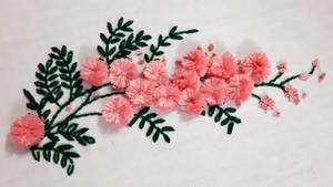 白色布料上繡有粉紅色花朵和綠色葉子。 — 可愛史迪奇 壁紙