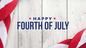 木質背景上帶有美國國旗的 happy fourth of july 文字 — 慶祝 壁紙