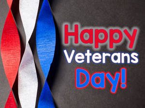 深色背景上帶有紅色、白色和藍色絲帶的 Happy Veterans Day 文字 — 退伍軍人節 壁紙