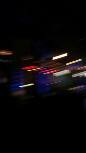 黑暗城市夜景中彩色燈光的模糊條紋。 — 霓虹燈 壁紙