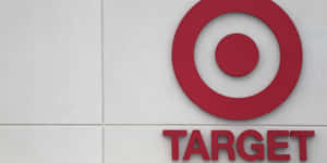 白色瓷磚外牆上的紅色Target零售店標誌。 — 目標 壁紙