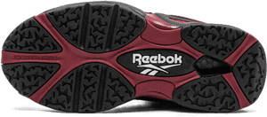紅色和黑色 Reebok 運動鞋鞋底的底部視圖。