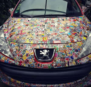 紅色汽車上貼滿了色彩繽紛的貼紙，包括Marvel和Peugeot標誌。 — 動漫汽車 壁紙
