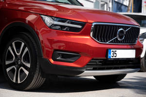 紅色沃爾沃SUV前視圖，帶鍍鉻格柵和合金輪圈在路面上。 — Mercedes Benz C300 壁紙
