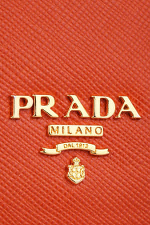 紅色Prada皮革手袋，帶有金色標誌和徽章圖案。 — 普拉巴斯 壁紙