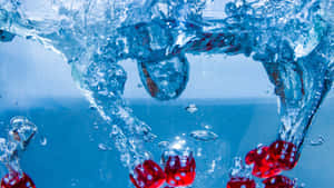 紅色骰子落入藍色水中，濺起水花和氣泡。 — 水 壁紙