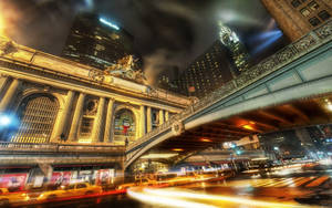 夜晚的中央車站，黃色計程車的光跡和摩天大樓。 — 紐約市 壁紙