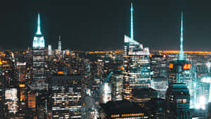 紐約市天際線的夜景，摩天大樓燈火通明。 — Pro Display XDR 壁紙