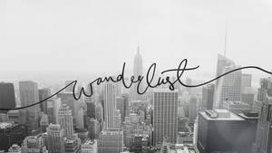 黑白城市景觀，摩天大樓上覆蓋著「Wanderlust」文字。