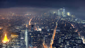紐約市夜景鳥瞰圖，建築物和街道閃爍發光。 — 城市燈光 壁紙