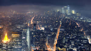 紐約市夜景鳥瞰圖，閃爍的摩天大樓和繁忙的街道。 — 城市燈光 壁紙