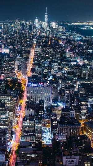 紐約市夜間空中景觀，發光的街道和摩天大樓。 — 舊金山 iPhone 壁紙