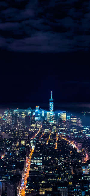 紐約市的夜間空中景觀，建築物和街道閃爍著光芒。 — ROG Phone 9 壁紙