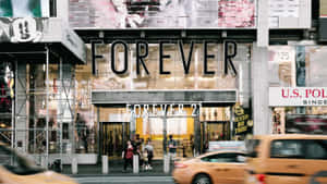 繁忙的城市街道，有Forever 21商店、行人和黃色計程車。