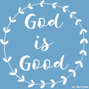 圓形花環，藍底上以白色字體寫著「God is Good」。 — 神的話語 壁紙