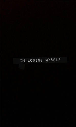 黑色背景上，破爛黑色膠帶上的文字「IM LOSING MYSELF」。 — 深色引言 壁紙