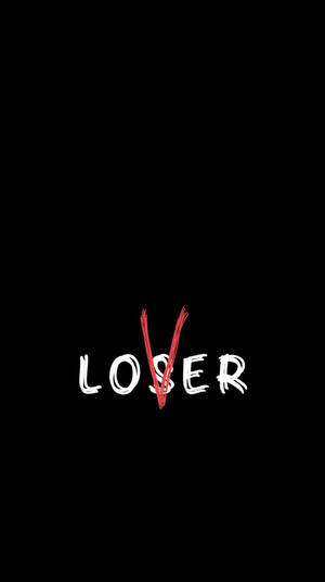 黑色背景上的白色塗鴉文字 LOSER，帶有紅色斜線 V。 — Vlone 壁紙