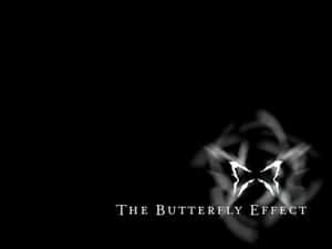 帶動態模糊的白色蝴蝶標誌，黑色背景上寫有文字 The Butterfly Effect。 — 美學蝴蝶 壁紙