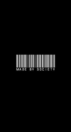 黑色背景上的白色條碼及「made by society」文字 — 省電 壁紙
